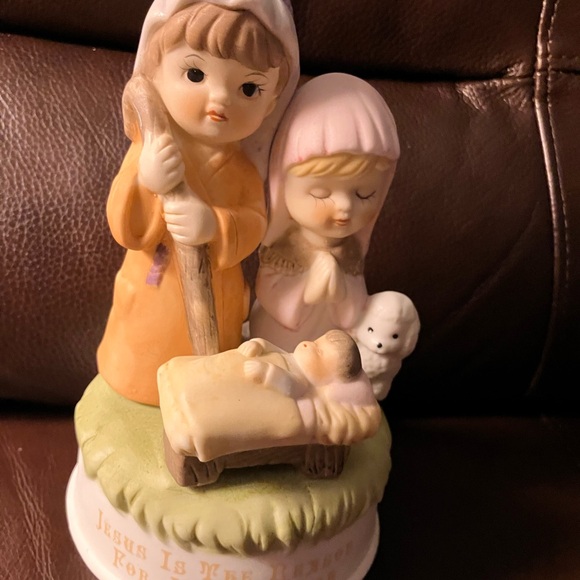 MUSIC BOX JOSEF/MARY & BABY JESUS WITH LAMB. 🐑 9” - Picture 4 of 7